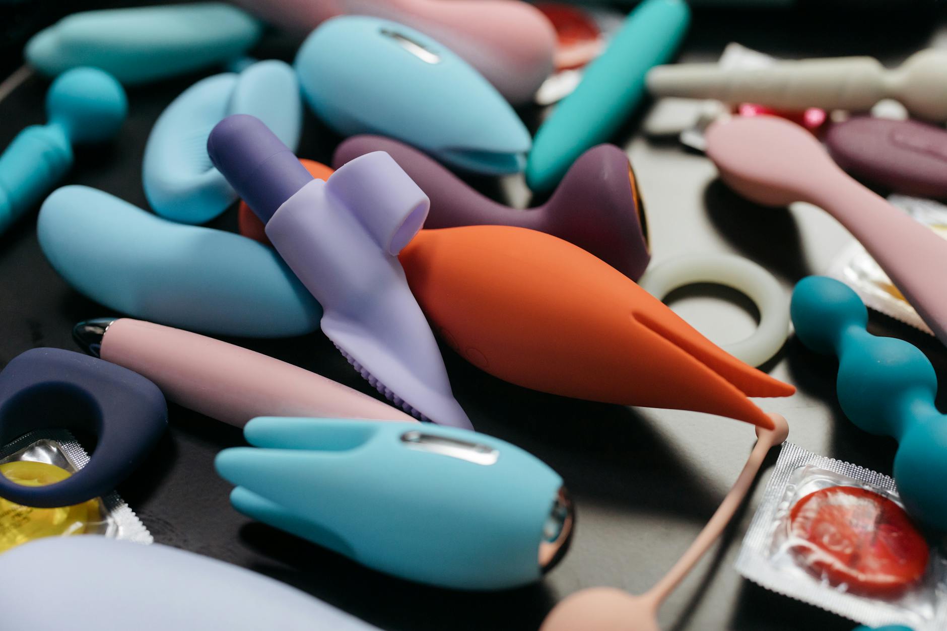 Vibrador de limão e brinquedos sexuais coloridos em composição estúdio
