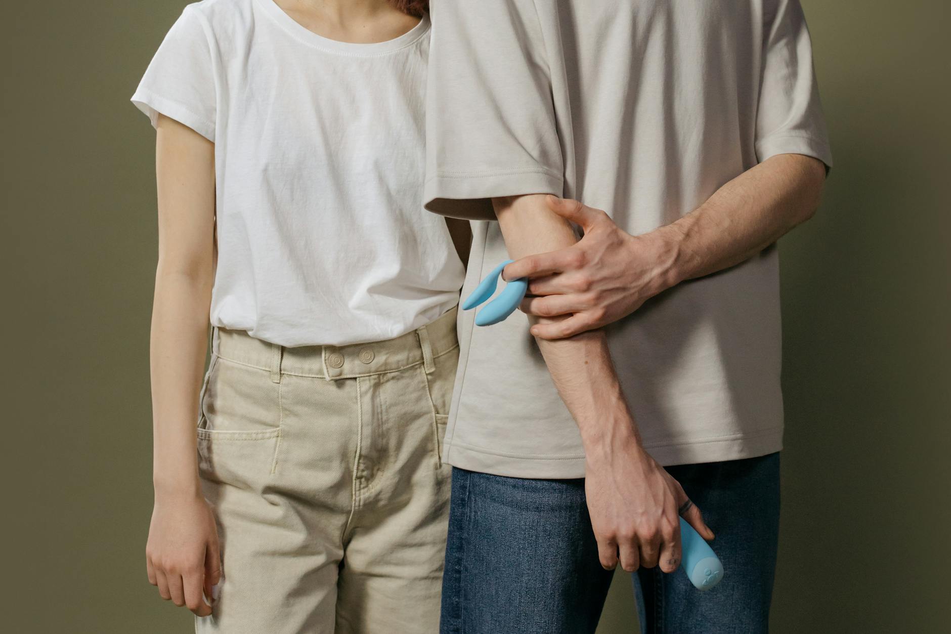 Casal jovem em pé junto, expressando intimidade moderna e prazer compartilhado com conforto